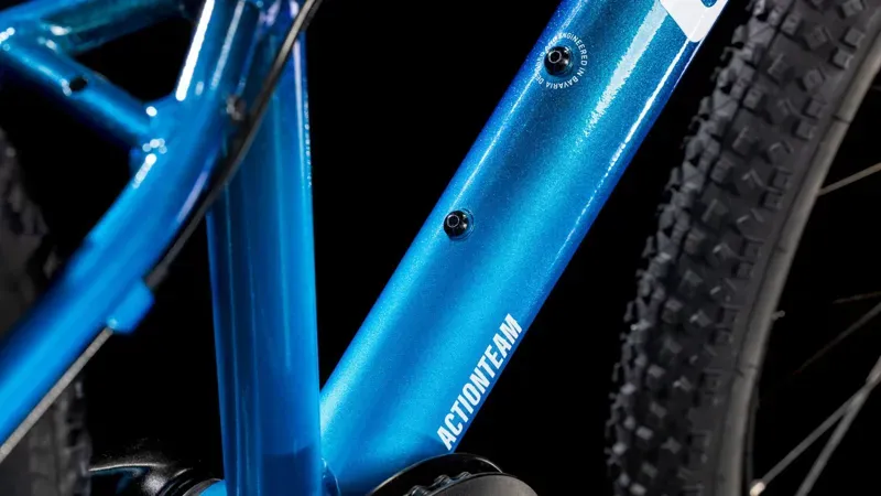 Cube Acid 240 Disc Kids Bike in in Actionteam-2