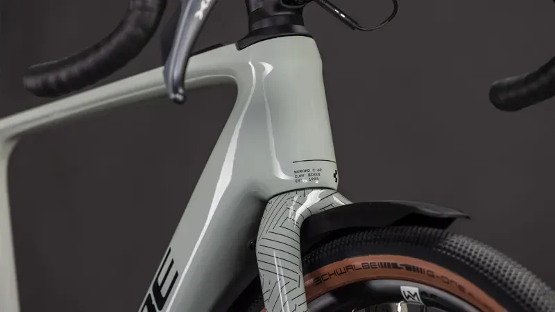 Cube Nuroad Hybrid C:62 Race 400x FE E-Road Bike in Reed Beige/Black-6
