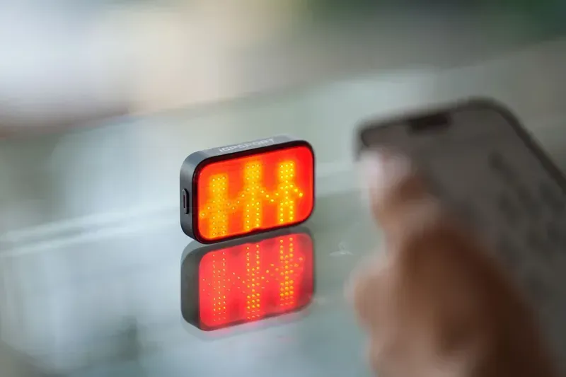 iGPSport ET6 Smart Emoji Tail Light in Black